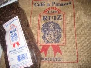 het resultaat, een zak geroosterde koffiebonen