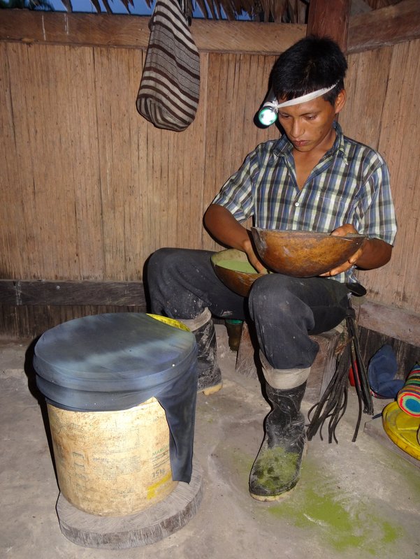 Cornelio mengt en zeeft de cocabladeren 