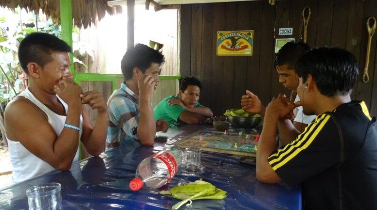 spelletjes aan de keukentafel